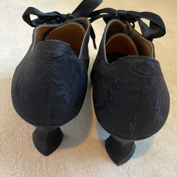 Kenneth Cole VINTAGE black damask lace bootie. Size 9 1/2 - Picture 6 of 15